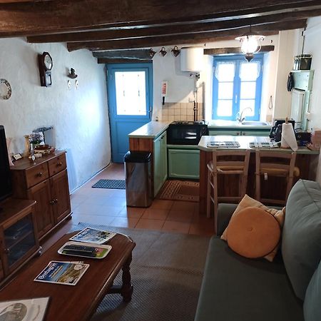 La Maison De Poupee Berrien Eksteriør bilde