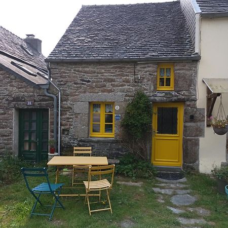 La Maison De Poupee Berrien Eksteriør bilde