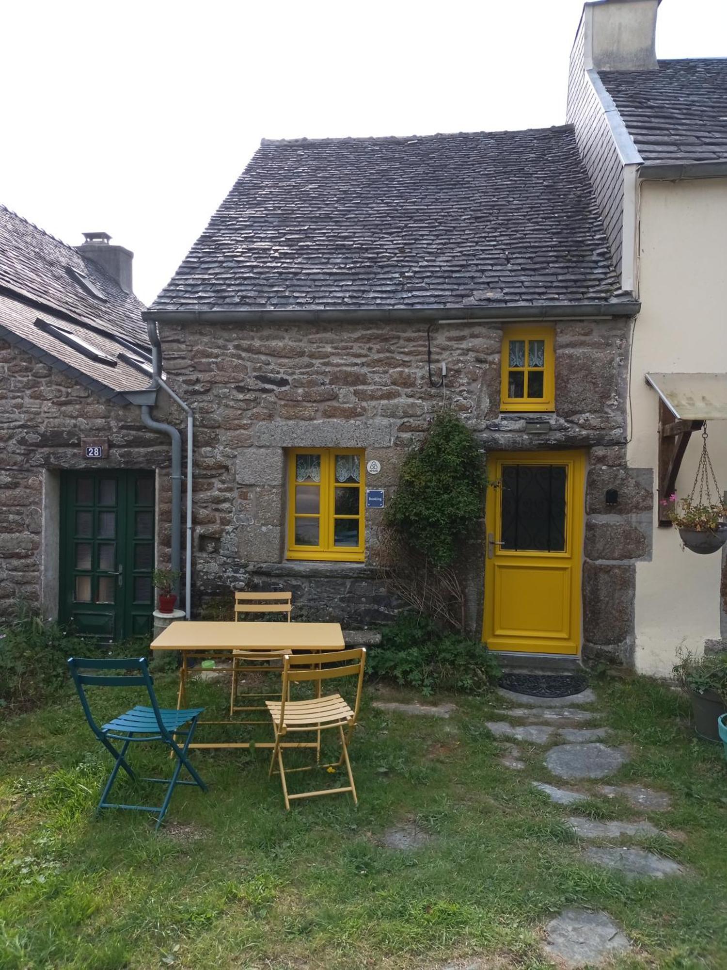 La Maison De Poupee Berrien Eksteriør bilde