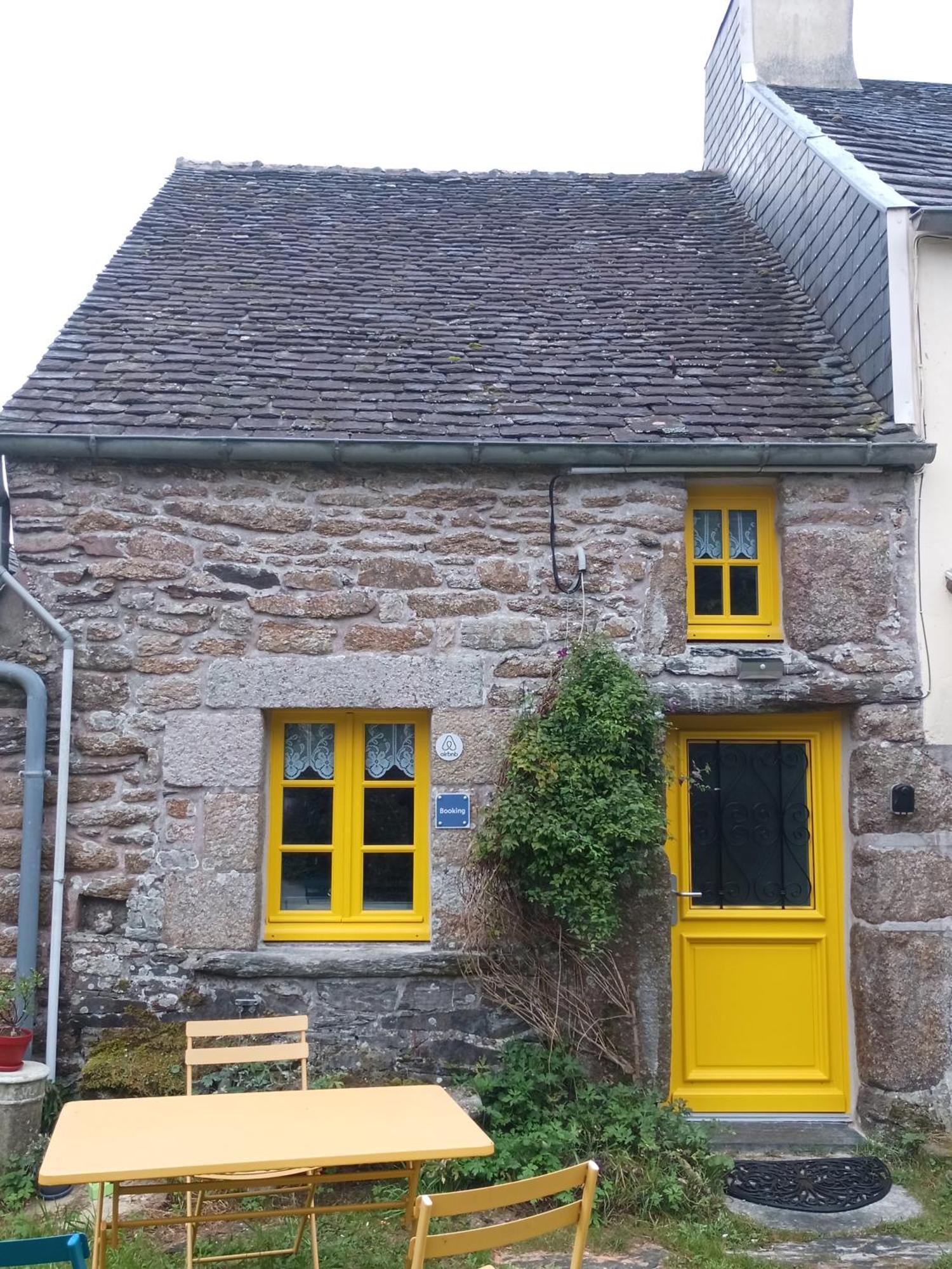La Maison De Poupee Berrien Eksteriør bilde