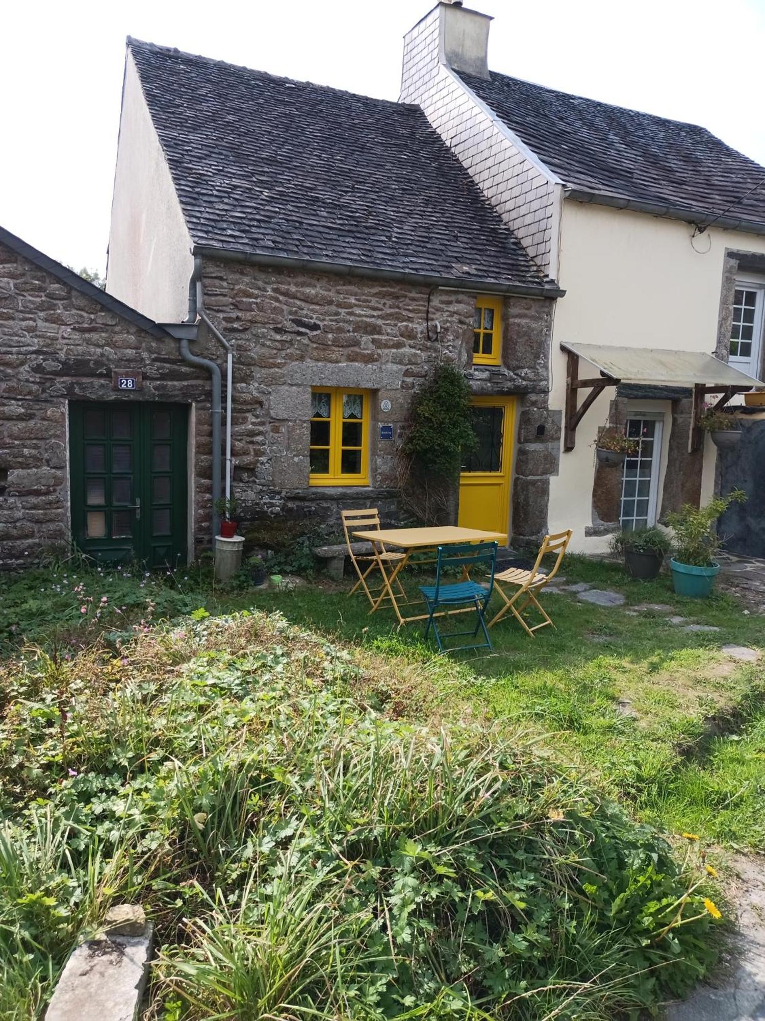 La Maison De Poupee Berrien Eksteriør bilde