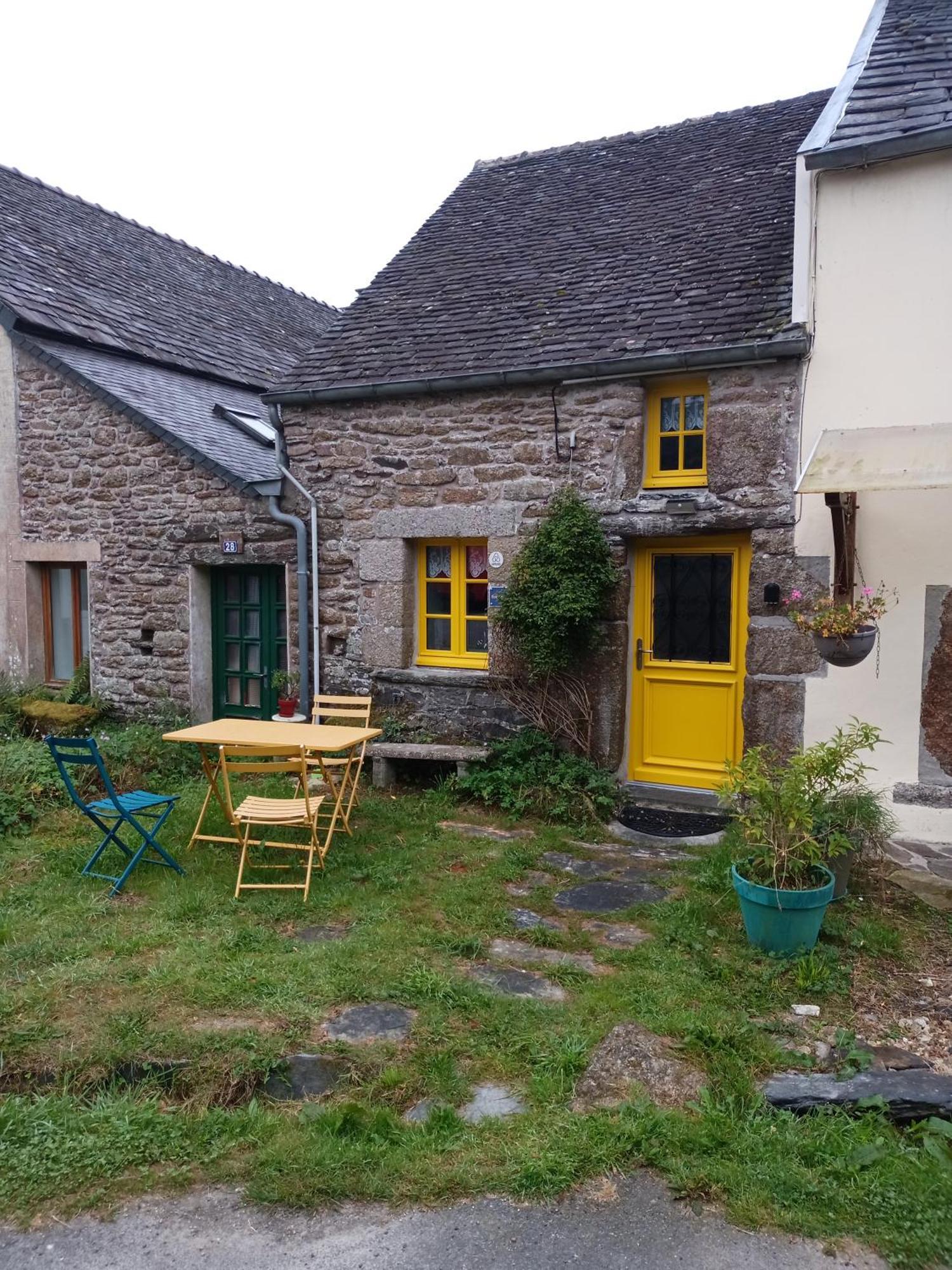 La Maison De Poupee Berrien Eksteriør bilde